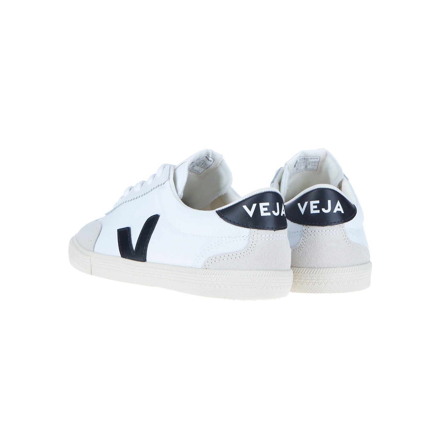 Veja Volley Canvas Wmn Schwarz/Weiß Sneakers aus nachhaltigen Materialien mit schwarzen V-Logos, weißem VEJA-Text auf schwarzen Fersenlaschen, cremefarbenen Sohlen und hellbeigen Fersenkappen. Abgebildet von hinten und von der Seite.