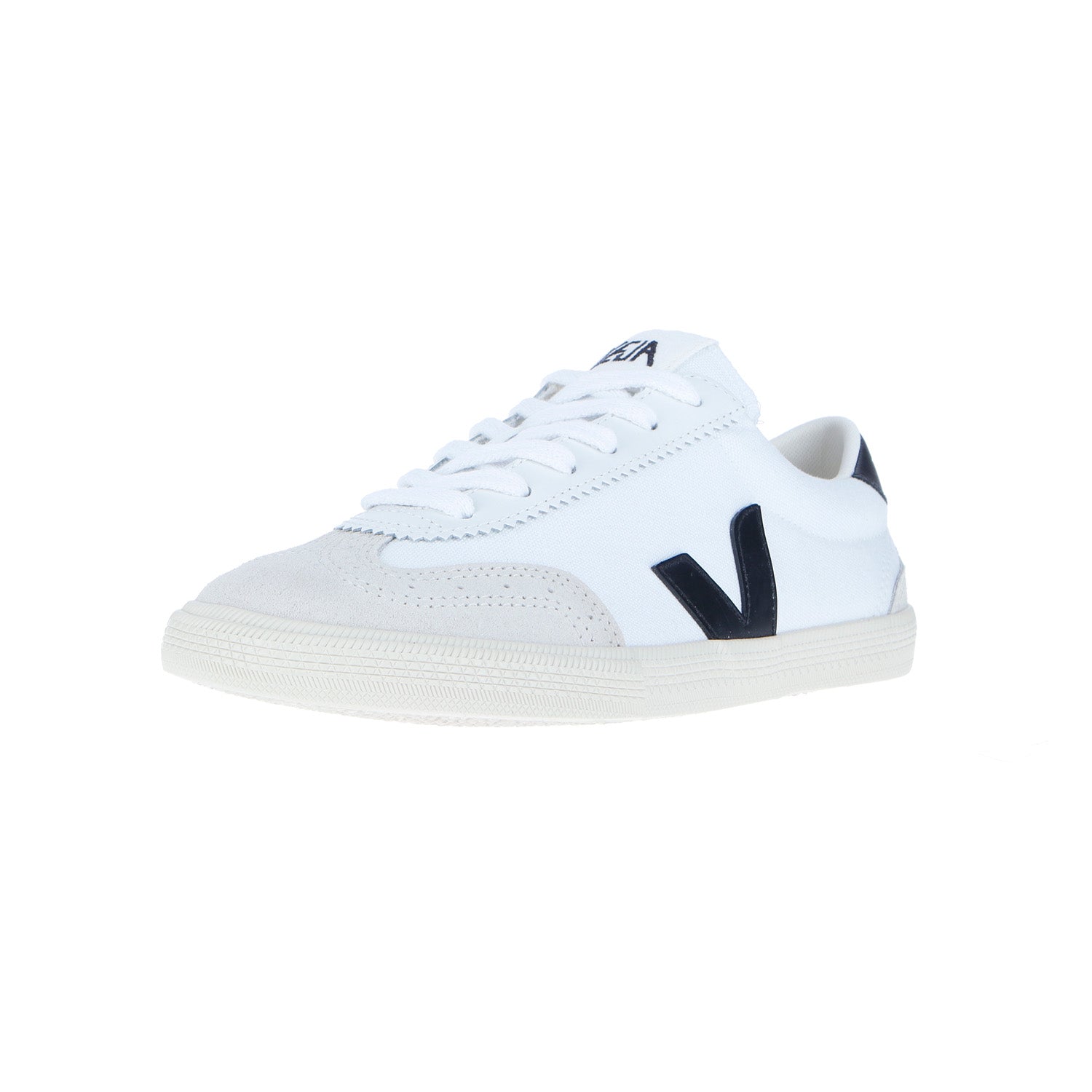 Der Veja Volley Canvas Wmn Schwarz/Weiß ist ein weißer Low-Top-Sneaker aus nachhaltigen Materialien, mit einer Zehenkappe aus Wildleder, perforierten Details, einem schwarzen V-Logo, weißen Schnürsenkeln und einer beigen Gummisohle, die auf einem einfarbig weißen Hintergrund gezeigt wird.