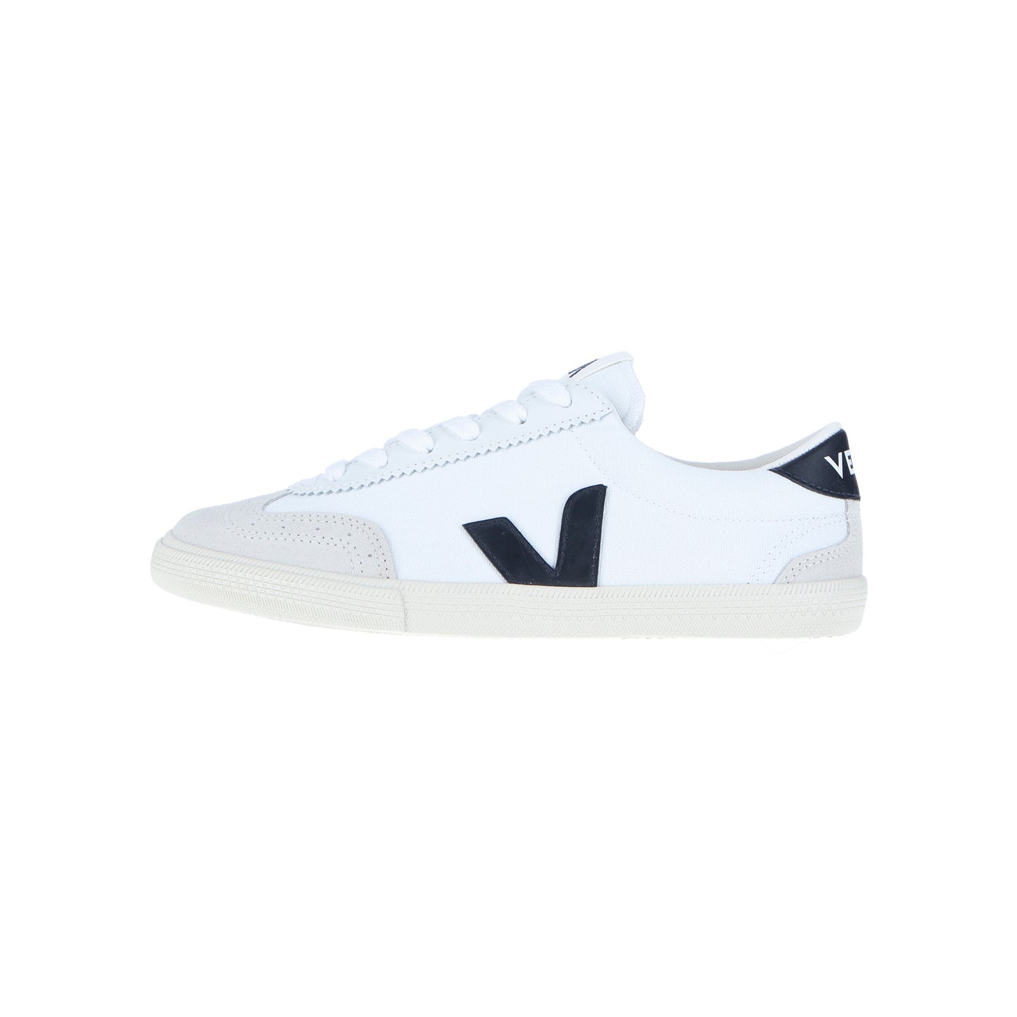 Der Veja Volley Canvas Men Schwarz/Weiß ist ein weißer Sneaker mit schwarzem V-Logo, weißen Schnürsenkeln und grauen Akzenten. Er wird aus nachhaltigen Materialien wie recyceltem Polyester hergestellt und hat VEJA auf der schwarzen Fersenlasche für umweltfreundlichen Stil.