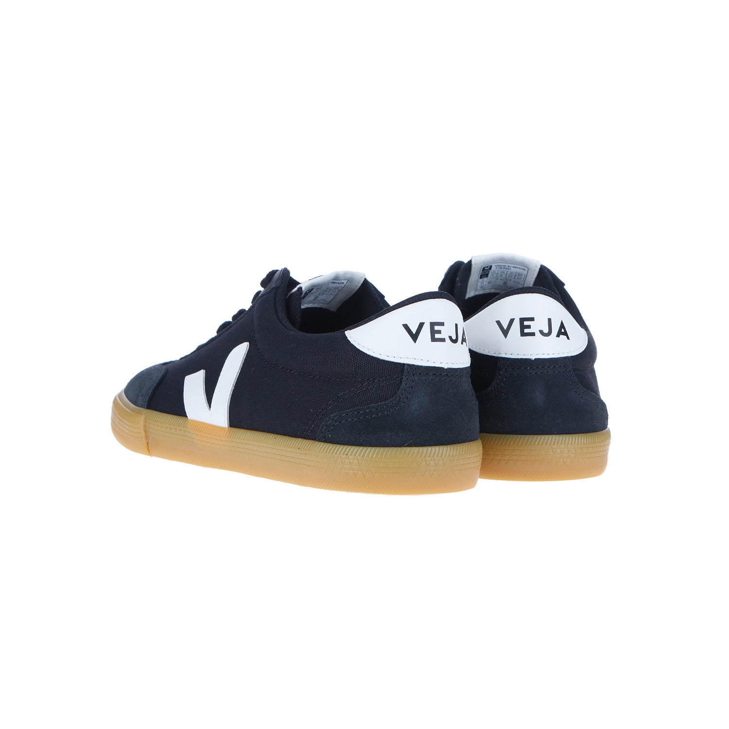 Die Veja Volley Canvas Sneakers in Schwarz/Weiß/Natural haben ein schwarzes Canvas-Obermaterial mit weißen Details und eine Sohle aus Naturkautschuk, die aus nachhaltigen Materialien wie recyceltem Polyester hergestellt wird.