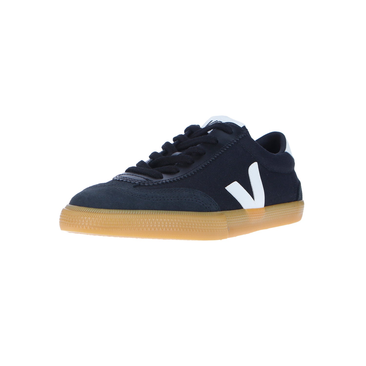 Der Veja Volley Canvas Schwarz/Weiß/Natural ist ein schwarzer Sneaker mit Gummisohle, schwarzen Schnürsenkeln und weißem V-Logo, der aus nachhaltigen Materialien wie recyceltem Polyester hergestellt wird und auf einem schlichten weißen Hintergrund zu sehen ist.