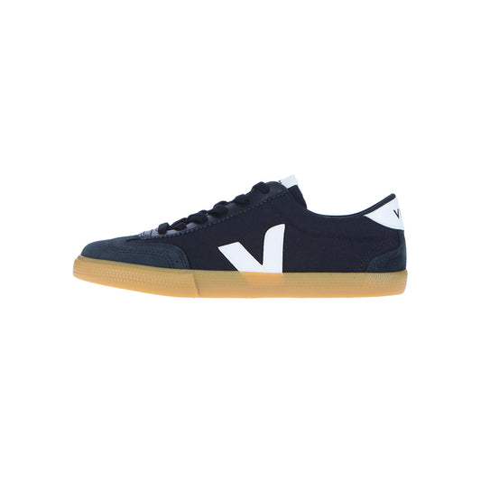 Der Veja Volley Canvas Schwarz/Weiß/Natural ist ein schwarzer Low-Top-Sneaker mit einem weißen V-Logo, schwarzen Schnürsenkeln und einer hellbraunen Gummisohle. Er ist aus nachhaltigen Materialien wie recyceltes Polyester gefertigt und zeigt sich auf weißem Grund.