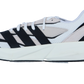 Der Adidas LIGHTBLAZE ist ein moderner Herrensneaker mit weißem Mesh-Obermaterial, beigen Wildleder-Overlays, fetten schwarzen Streifen und einer dicken weißen Sohle mit schwarzen Profilakzenten und einer reaktionsfreudigen LIGHTSTRIKE-Zwischensohle.
