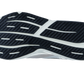 Das Bild zeigt die schwarze Gummisohle des Adidas LIGHTBLAZE mit weißen Rillen und Wellenmuster für die Traktion, mit seiner Unterschrift LIGHTSTRIKE Zwischensohle, von unten auf einem weißen Hintergrund gezeigt.