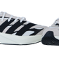 Ein Paar Adidas LIGHTBLAZE Sneaker in Weiß mit schwarzen und beigen Akzenten, mit einer dicken LIGHTSTRIKE-Zwischensohle, einem Obermaterial aus Mesh und auffälligen schwarzen Seitenstreifen, die den unverkennbaren Stil auf weißem Grund zeigen.