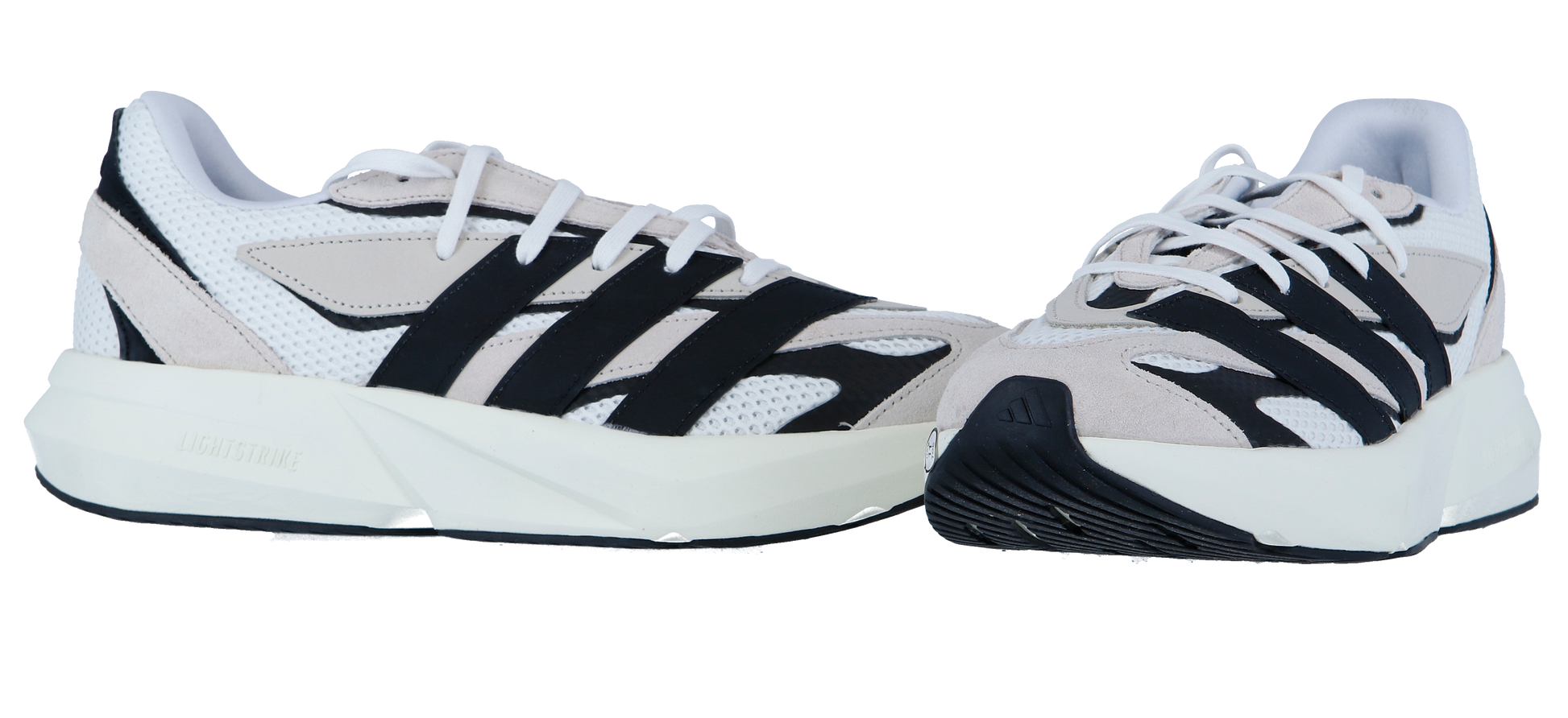 Ein Paar Adidas LIGHTBLAZE Sneaker in Weiß mit schwarzen und beigen Akzenten, mit einer dicken LIGHTSTRIKE-Zwischensohle, einem Obermaterial aus Mesh und auffälligen schwarzen Seitenstreifen, die den unverkennbaren Stil auf weißem Grund zeigen.