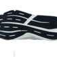 Das Bild zeigt die schwarze Gummisohle des Adidas LIGHTBLAZE, mit einer weißen LIGHTSTRIKE-Zwischensohle und einem Muster aus Rillen und erhabenen Linien für die Traktion.
