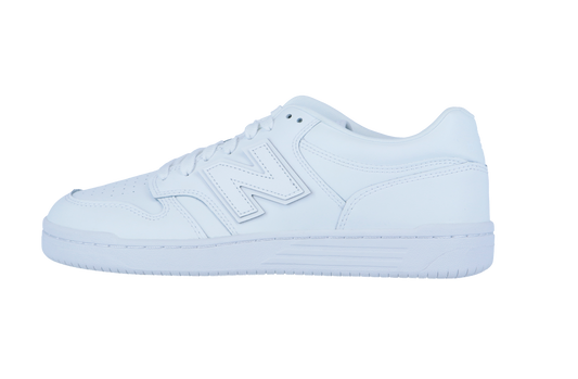 Eine Seitenansicht des New Balance BB480LV1 Sneakers zeigt sein weißes Low-Top-Design, die perforierte Schuhspitze, das Obermaterial aus Leder, das charakteristische N-Logo, weiße Schnürsenkel und eine weiße Gummisohle.
