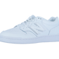 Der New Balance BB480LV1 Sneaker in Weiß hat eine perforierte Zehenpartie, eine Schnürung vorne und ein auffälliges N-Logo an der Seite, das auf einem einfarbig weißen Hintergrund zu sehen ist.