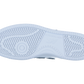 Das Bild zeigt die hellblaue Laufsohle des New Balance BB480LV1 Sneakers, die mit verschiedenen Profilen, kreisförmigen Mustern und einem zentralen New Balance Logo versehen ist.