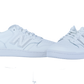 Die New Balance BB480LV1 Sneakers haben ein weißes Obermaterial aus Leder-Obermaterial, eine Schnürung und ein charakteristisches "N"-Logo an der Seite, das einen klassischen Retro-Court-Look vor weißem Hintergrund bietet.