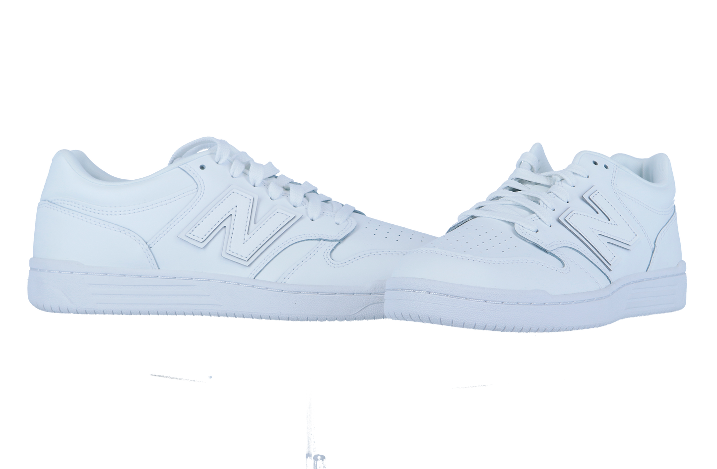 Die New Balance BB480LV1 Sneakers haben ein weißes Obermaterial aus Leder-Obermaterial, eine Schnürung und ein charakteristisches "N"-Logo an der Seite, das einen klassischen Retro-Court-Look vor weißem Hintergrund bietet.