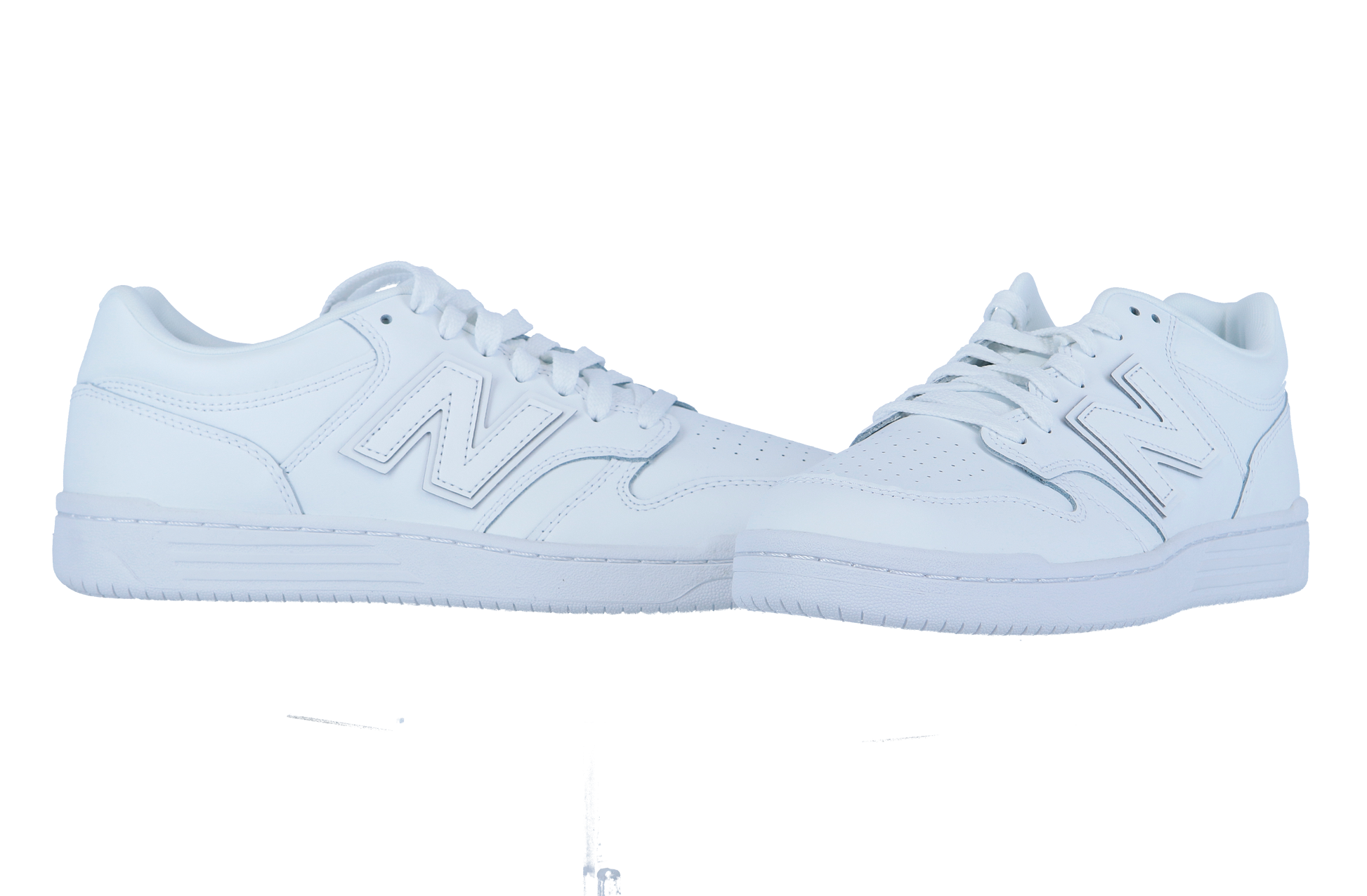 Die New Balance BB480LV1 Sneakers haben ein weißes Obermaterial aus Leder-Obermaterial, eine Schnürung und ein charakteristisches "N"-Logo an der Seite, das einen klassischen Retro-Court-Look vor weißem Hintergrund bietet.