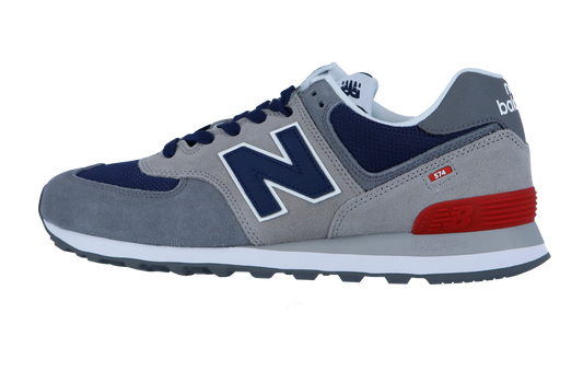 Der New Balance 574 V2 Sneaker in Grau, Marineblau und Weiß hat ein großes N-Logo, rote Fersenakzente, eine ENCAP-Zwischensohle für Komfort und eine dunkelgraue Laufsohle. Abgebildet im Seitenprofil vor einem weißen Hintergrund.
