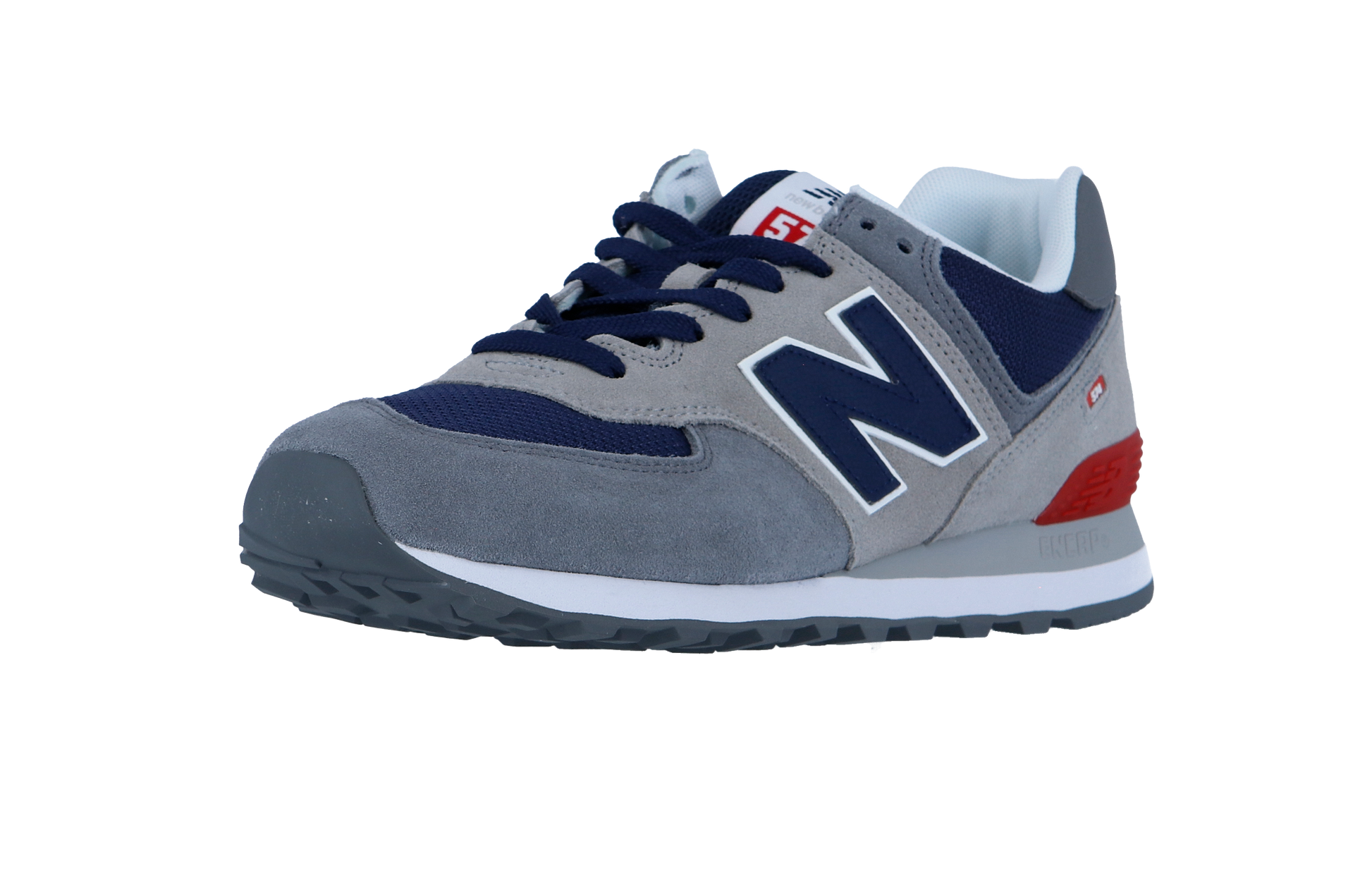 Der New Balance 574 V2 hat graues Wildleder, marineblaue Mesh-Einsätze, dunkelblaue Schnürsenkel, eine weiße Zwischensohle mit ENCAP-Dämpfung, einen roten Fersenakzent und ein charakteristisches N-Logo an der Seite.