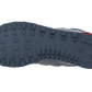 Das Bild zeigt die Sohle des New Balance 574 V2 mit einem robusten, strukturierten Profil und einem geprägten New Balance Logo in der Nähe der Ferse. Die dunkelgraue Laufsohle unterstreicht den retro-inspirierten Stil.
