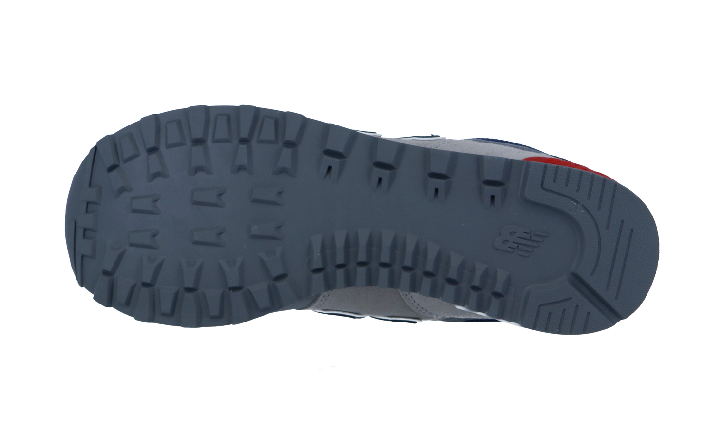 Das Bild zeigt die Sohle des New Balance 574 V2 mit einem robusten, strukturierten Profil und einem geprägten New Balance Logo in der Nähe der Ferse. Die dunkelgraue Laufsohle unterstreicht den retro-inspirierten Stil.