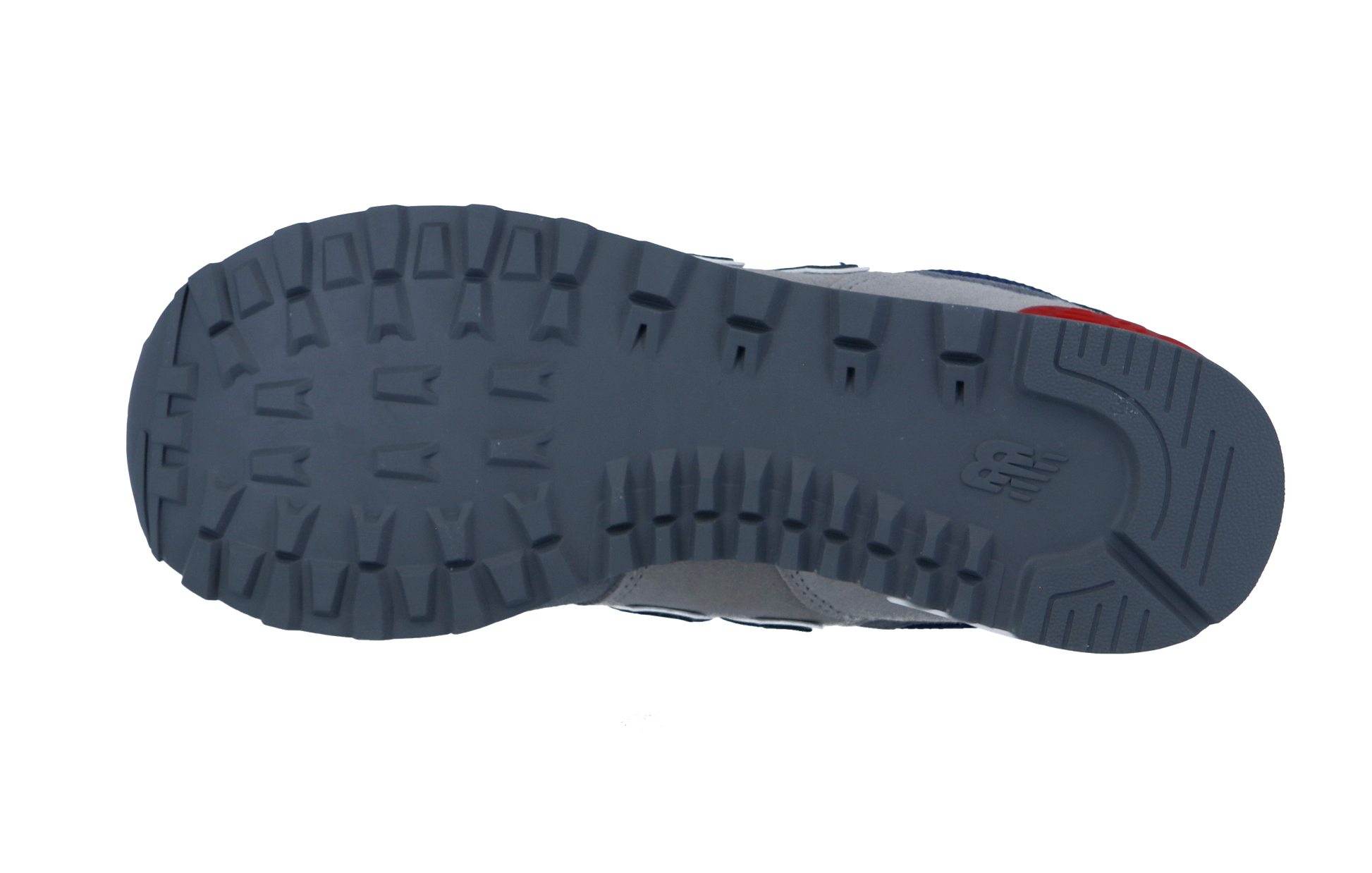 Das Bild zeigt die Sohle des New Balance 574 V2 mit einem robusten, strukturierten Profil und einem geprägten New Balance Logo in der Nähe der Ferse. Die dunkelgraue Laufsohle unterstreicht den retro-inspirierten Stil.