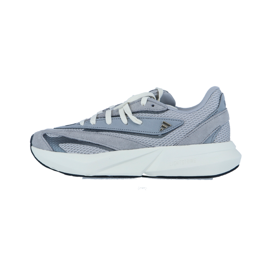 Der Adidas LIGHTBLAZE ist ein grau-weißer Sneaker mit Mesh- und Wildledereinsätzen, weißen Schnürsenkeln und einer dicken weißen LIGHTSTRIKE-Zwischensohle, die vor einem schlichten weißen Hintergrund steht.