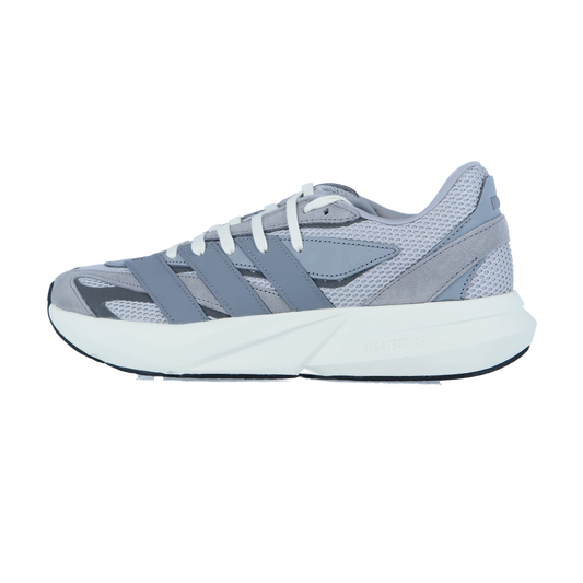 Der adidas LIGHTBLAZE Herrensneaker in Grau und Weiß hat Mesh- und Wildledereinsätze, weiße Schnürsenkel und eine dicke LIGHTSTRIKE-Zwischensohle, die von der Seite auf einem schlichten weißen Hintergrund zu sehen ist.