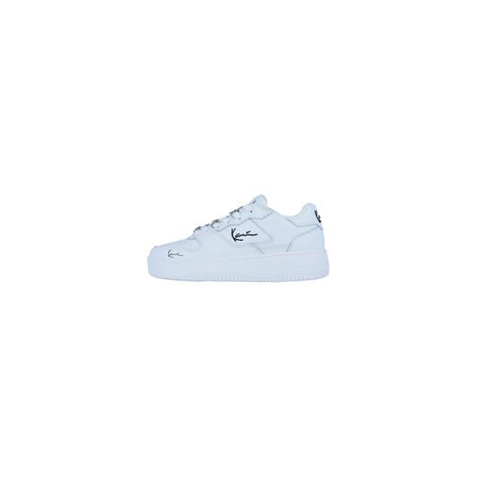 Der Karl Kani 89 UP 23 weiß/schwarz MC WMN ist ein weißer Low-Top-Sneaker mit einer klobigen Sohle und auffälligen schwarzen Logodetails an der Seite und der Ferse, die Retro-Basketball-Flair für einen auffälligen Streetstyle liefern, gezeigt auf einem schlichten weißen Hintergrund.