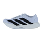 Der Adidas adizero Evo SL W ist ein weißer Laufschuh mit drei auffälligen schwarzen Streifen. Er trägt seinen Namen auf der Zunge und die Lightstrike Pro-Dämpfung in der Sohle sorgt für ein modernes, leichtes Tragegefühl.