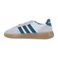 Der adidas BARREDA DECODE LUX Sneaker hat ein weißes Obermaterial, graue Wildlederakzente, blaugrüne Streifen und eine hellbraune Gummisohle, die in einer Seitenansicht auf einem einfarbig weißen Hintergrund gezeigt wird.