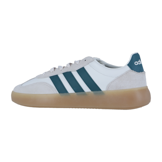 Der adidas BARREDA DECODE LUX Sneaker hat ein weißes Obermaterial, graue Wildlederakzente, blaugrüne Streifen und eine hellbraune Gummisohle, die in einer Seitenansicht auf einem einfarbig weißen Hintergrund gezeigt wird.