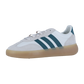 Der Adidas BARREDA DECODE LUX Sneaker in Weiß und Hellgrau zeigt sich mit blaugrünen Streifen und einer durchscheinenden Gummisohle, die sich in der Seitenansicht vor einem schlichten weißen Hintergrund abzeichnet.