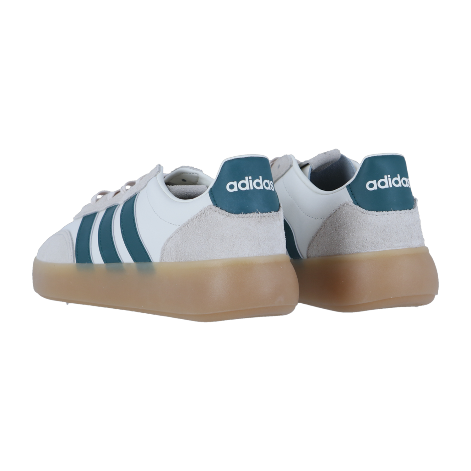 Die adidas BARREDA DECODE LUX Sneakers haben ein weißes Obermaterial, blaugrüne Streifen und Fersenlaschen, beigefarbene Wildlederakzente und dicke Gummisohlen, die von hinten und von der Seite auf einem schlichten weißen Hintergrund zu sehen sind.