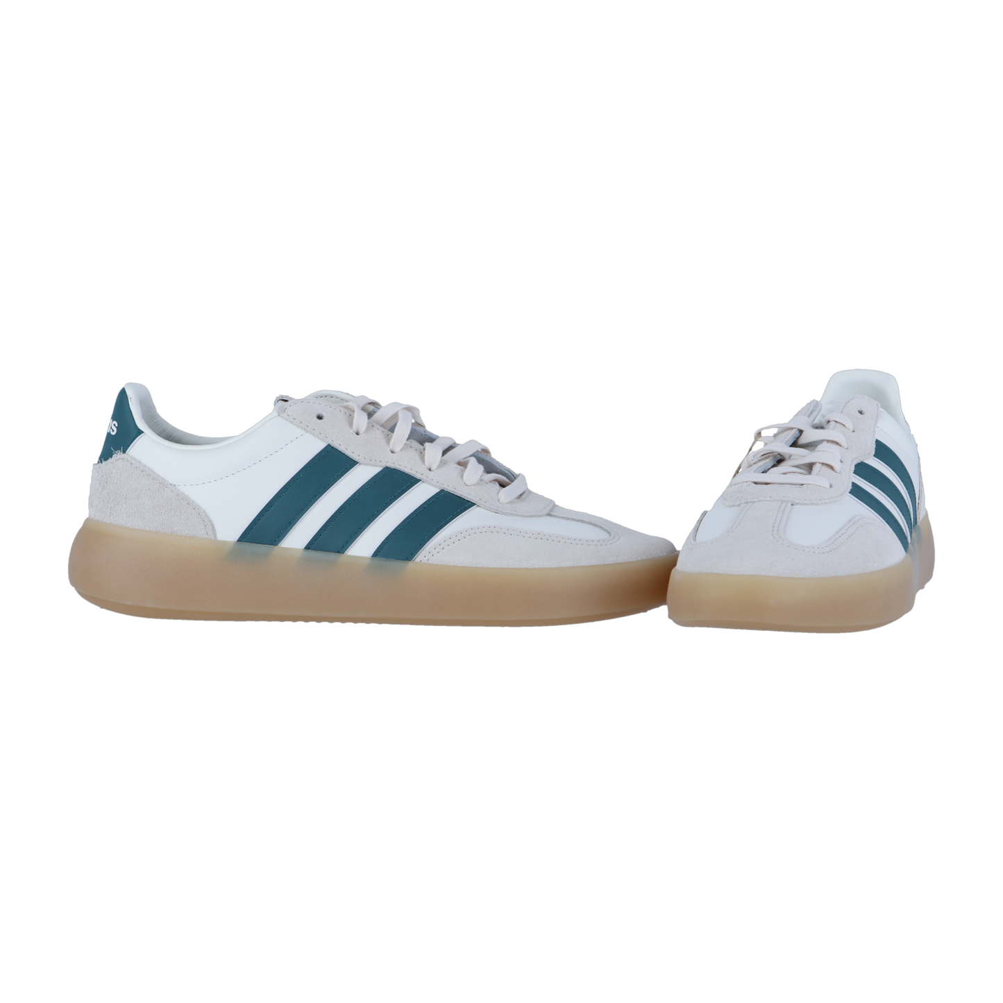 Die Adidas BARREDA DECODE LUX sind luxuriöser Leder-Sneaker in Offwhite mit hellbrauner Sohle, grauen Schnürsenkeln und dunkelgrünen Seitenstreifen, dargestellt auf einem schlichten weißen Hintergrund.
