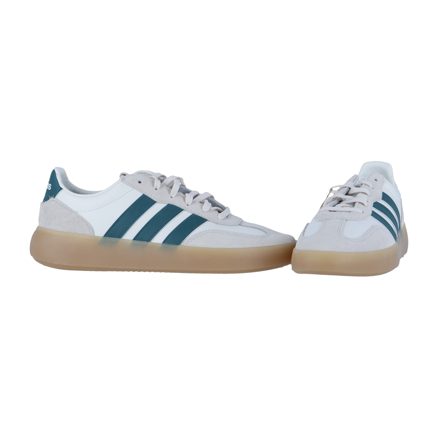 Die Adidas BARREDA DECODE LUX sind luxuriöser Leder-Sneaker in Offwhite mit hellbrauner Sohle, grauen Schnürsenkeln und dunkelgrünen Seitenstreifen, dargestellt auf einem schlichten weißen Hintergrund.