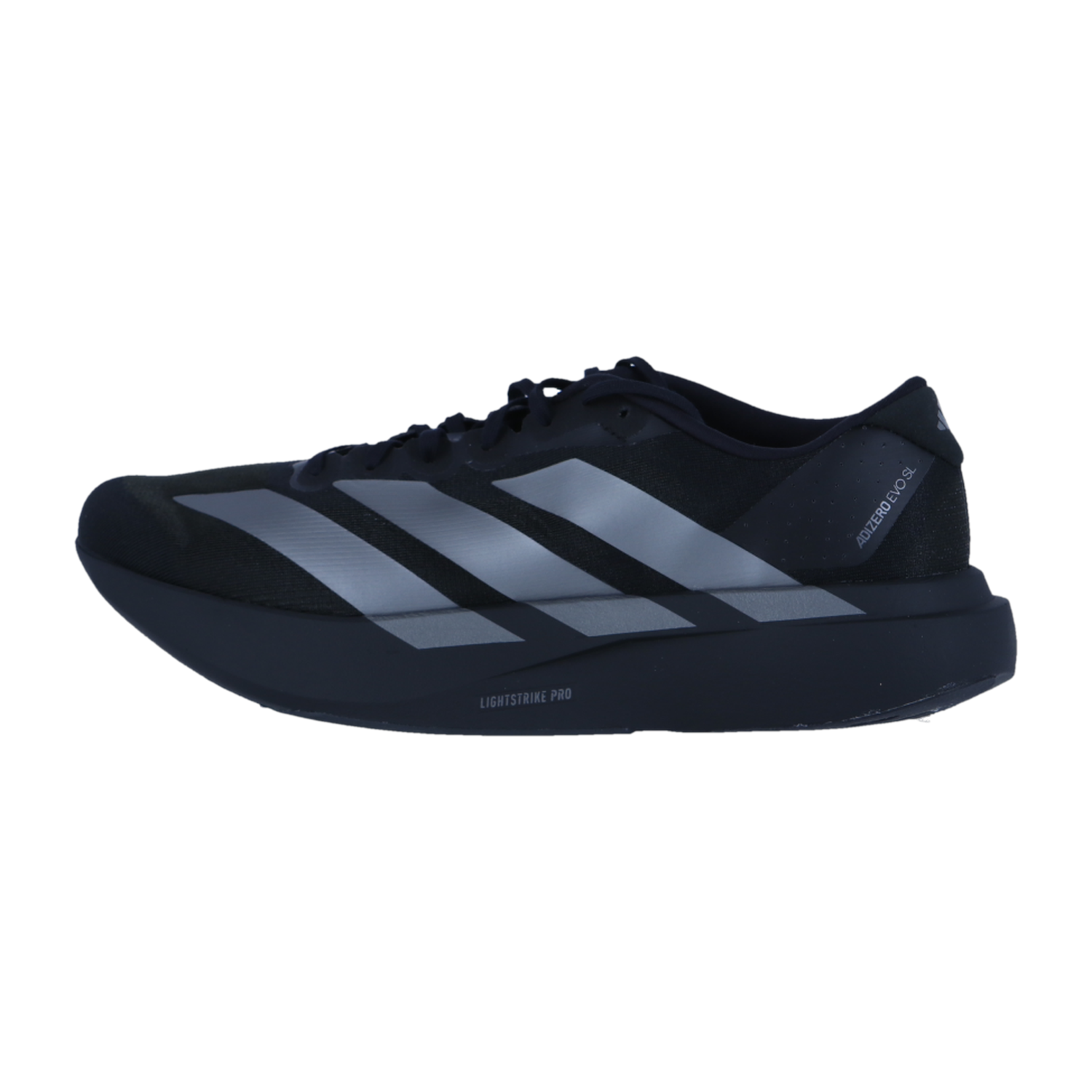 Ein schwarzer Adidas adizero Evo SL M Herren-Laufschuh mit drei silbernen, diagonalen Streifen und einer dicken Lightstrike Pro-Zwischensohle, der auf Leistung ausgelegt ist. Der Hintergrund ist schlicht weiß.