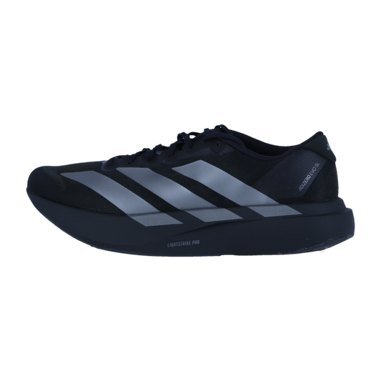 Ein schwarzer Adidas adizero Evo SL M Herren-Laufschuh mit drei silbernen, diagonalen Streifen und einer dicken Lightstrike Pro-Zwischensohle, der auf Leistung ausgelegt ist. Der Hintergrund ist schlicht weiß.