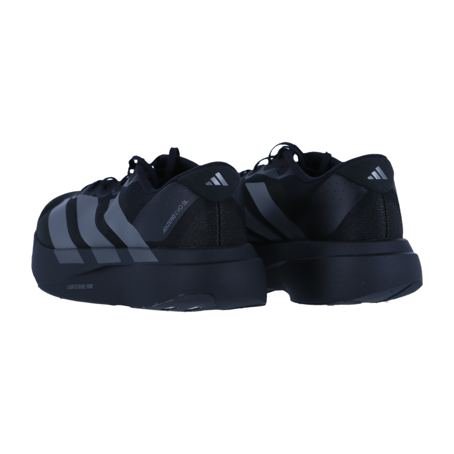 Ein Paar schwarze Adidas adizero Evo SL M mit dunkelgrauen Streifen und einer dicken Lightstrike Pro-Zwischensohle, dargestellt von hinten und von der Seite auf einem schlichten weißen Hintergrund.