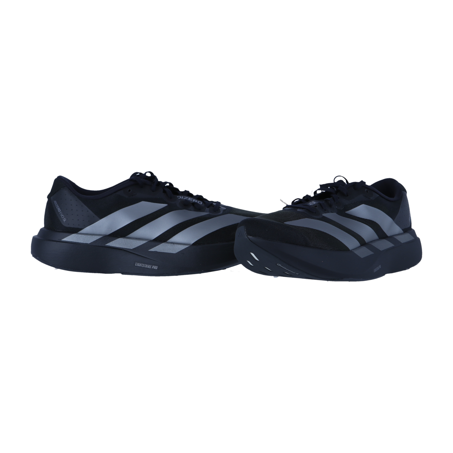 Ein Paar schwarze Adidas adizero Evo SL M Schuhe mit silbernen Streifen sitzen auf einem schlichten weißen Hintergrund. Der linke Schuh liegt leicht hinter dem rechten, beide zeigen nach vorne und sind mit einer reaktionsfreudigen Lightstrike Pro Zwischensohle ausgestattet.