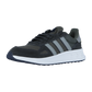 Der Adidas RUN 84 Retro-Runner hat ein schwarzes und dunkelgraues Design mit hellgrauen Streifen, Mesh- und Wildlederakzenten, einer weißen gepolsterten Sohle und einer dunkelblauen Laufsohle auf weißem Hintergrund.
