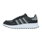 Der Adidas RUN 84 ist ein schwarz-grauer Sneaker mit drei hellgrauen Streifen, einer weißen Sohle und einem gelben Fersenakzent, der den klassischen Retro-Runner-Stil widerspiegelt. Angezeigt auf einem schlichten weißen Hintergrund.