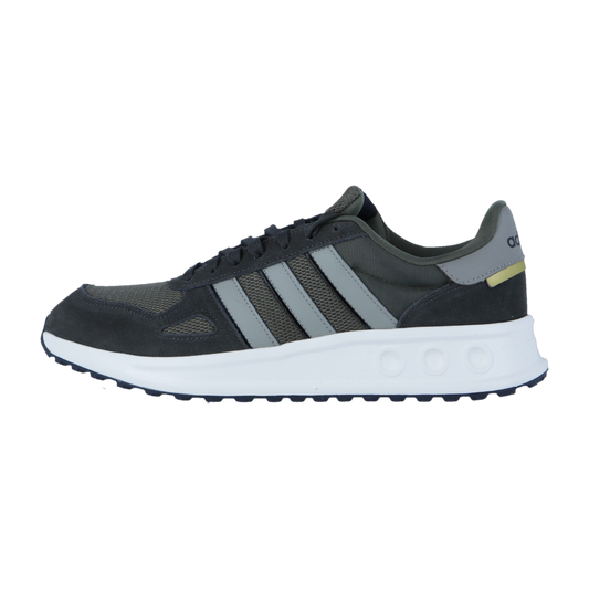 Der Adidas RUN 84 ist ein schwarz-grauer Sneaker mit drei hellgrauen Streifen, einer weißen Sohle und einem gelben Fersenakzent, der den klassischen Retro-Runner-Stil widerspiegelt. Angezeigt auf einem schlichten weißen Hintergrund.