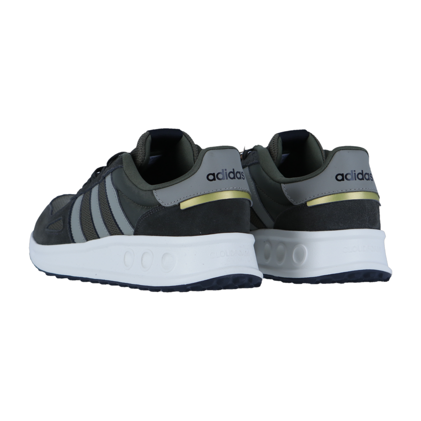 Ein Paar Adidas RUN 84 Turnschuhe in Dunkelgrün und Grau mit schwarzen Streifen, goldenen Fersenakzenten und weißen Sohlen wird von hinten und von der Seite vor einem schlichten weißen Hintergrund gezeigt.