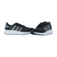 Ein Paar Adidas RUN 84 Turnschuhe mit schwarzem und dunkelgrünem Obermaterial, drei grauen Seitenstreifen, weißen Sohlen und Retro-Runner-Stil, dargestellt vor einem schlichten weißen Hintergrund.