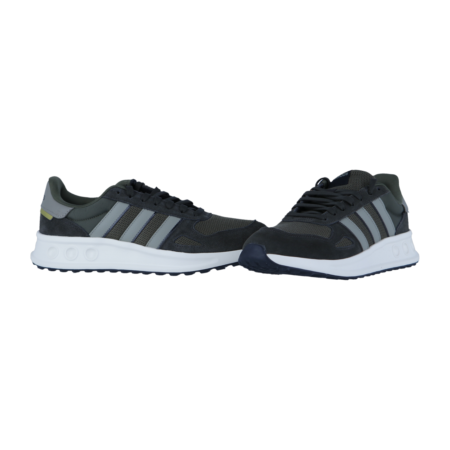 Ein Paar Adidas RUN 84 Turnschuhe mit schwarzem und dunkelgrünem Obermaterial, drei grauen Seitenstreifen, weißen Sohlen und Retro-Runner-Stil, dargestellt vor einem schlichten weißen Hintergrund.