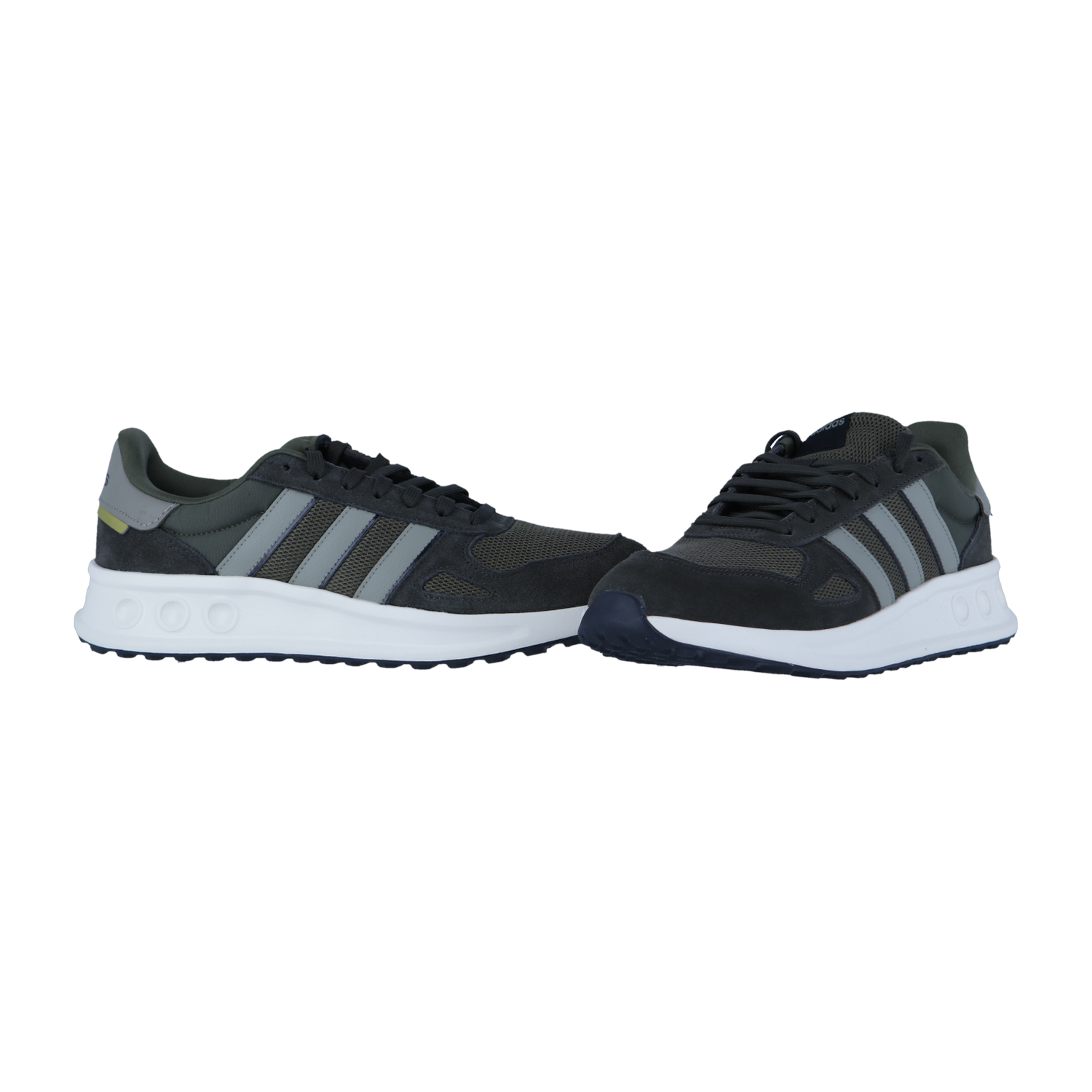 Ein Paar Adidas RUN 84 Turnschuhe mit schwarzem und dunkelgrünem Obermaterial, drei grauen Seitenstreifen, weißen Sohlen und Retro-Runner-Stil, dargestellt vor einem schlichten weißen Hintergrund.