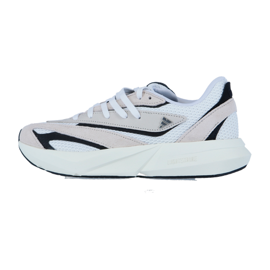 Der Adidas LIGHTBLAZE ist ein weißer und hellgrauer Sneaker mit schwarzen Akzenten, atmungsaktiven Mesh-Einsätzen, Wildleder-Overlays, weißen Schnürsenkeln und einer dicken profilierten Sohle, die im Seitenprofil auf einem schlichten weißen Hintergrund zu sehen ist.