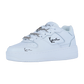 Der Karl Kani 89 UP 23 weiß/schwarz MC WMN ist ein weißer Low-Top-Sneaker mit einer klobigen Sohle, einer silbernen Kette an den Schnürsenkeln, schwarzen Signature-Details und einem Retro-Basketball-inspirierten Stil.
