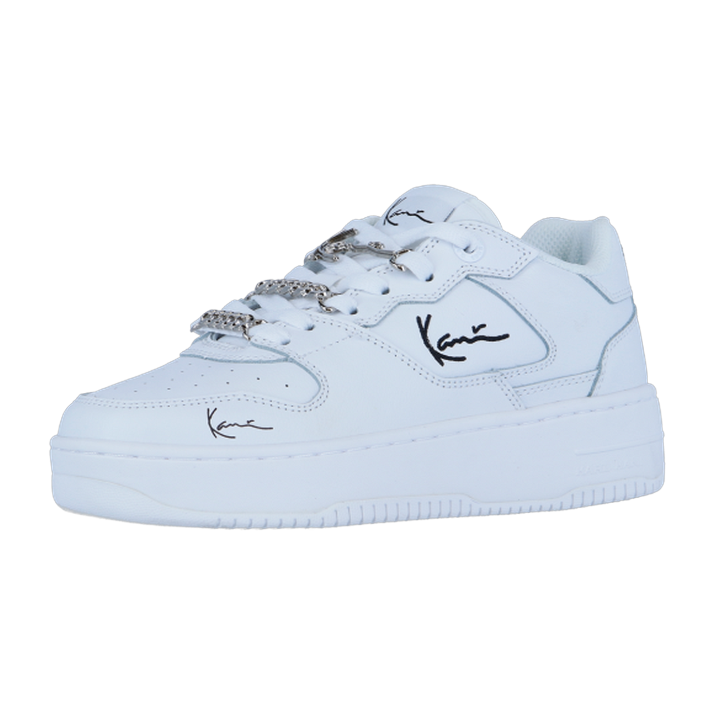 Der Karl Kani 89 UP 23 weiß/schwarz MC WMN ist ein weißer Low-Top-Sneaker mit einer klobigen Sohle, einer silbernen Kette an den Schnürsenkeln, schwarzen Signature-Details und einem Retro-Basketball-inspirierten Stil.