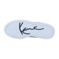 Das Bild zeigt die weiße Sohle des Karl Kani 89 UP 23 weiß/schwarz MC WMN Sneakers mit einem Zickzack-Profil und dem Schriftzug "Karl" in schwarzer Schreibschrift in der Mitte, der für authentischen Streetstyle steht.