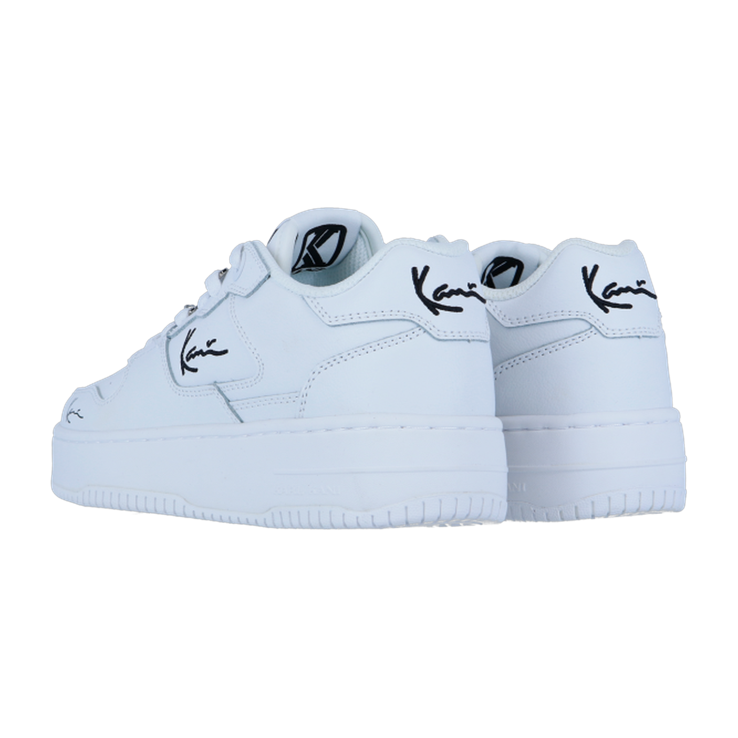 Der Karl Kani 89 UP 23 weiß/schwarz MC WMN ist ein weißer Low-Top-Schuh mit schwarzem kursivem Logotext an den Seiten und an der Ferse, der Streetstyle-Flair und einen Retro-Basketball-Look versprüht. Abgebildet auf einem weißen Hintergrund.