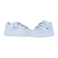 Die weiß/schwarzen Karl Kani 89 UP 23 MC WMN Sneakers sind weiße Low-Tops mit metallischen Kettendetails und schwarzen Logos im Signatur-Stil, perfekt für einen mutigen Streetstyle. Abgebildet auf einem schlichten weißen Hintergrund.