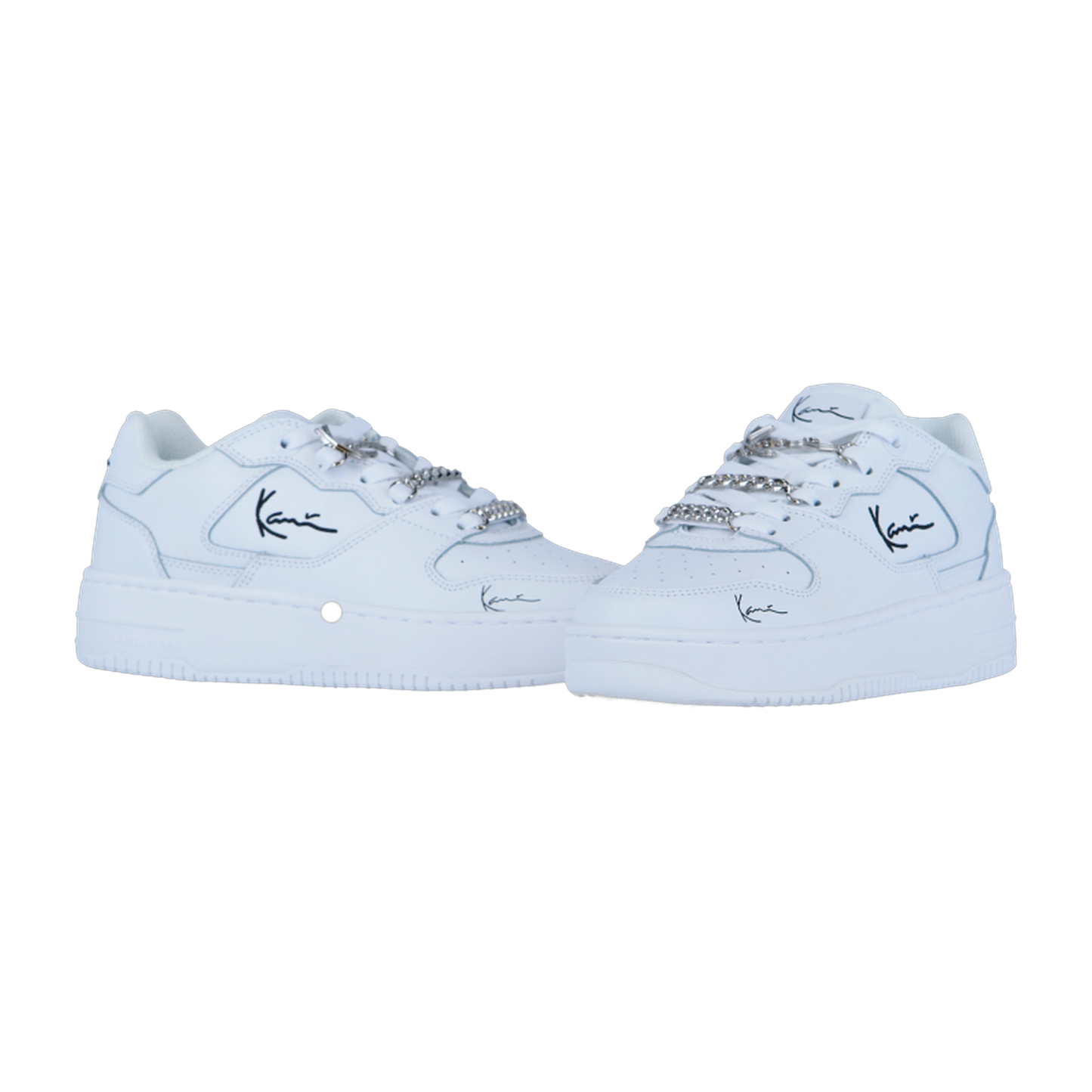 Die weiß/schwarzen Karl Kani 89 UP 23 MC WMN Sneakers sind weiße Low-Tops mit metallischen Kettendetails und schwarzen Logos im Signatur-Stil, perfekt für einen mutigen Streetstyle. Abgebildet auf einem schlichten weißen Hintergrund.